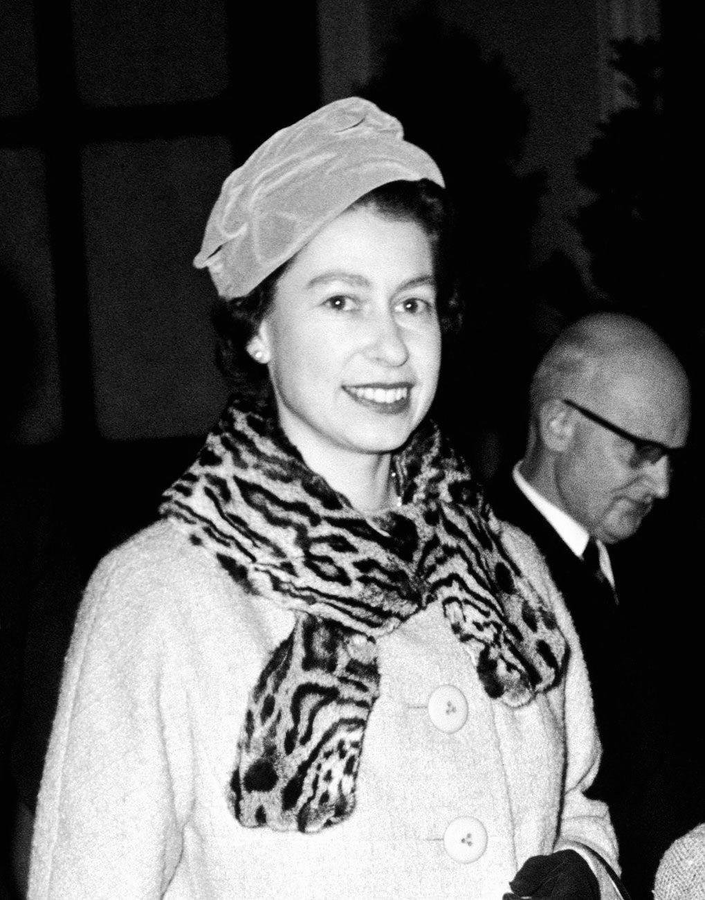 Queen Elizabeth in an ocelot-fur scarf in 1958